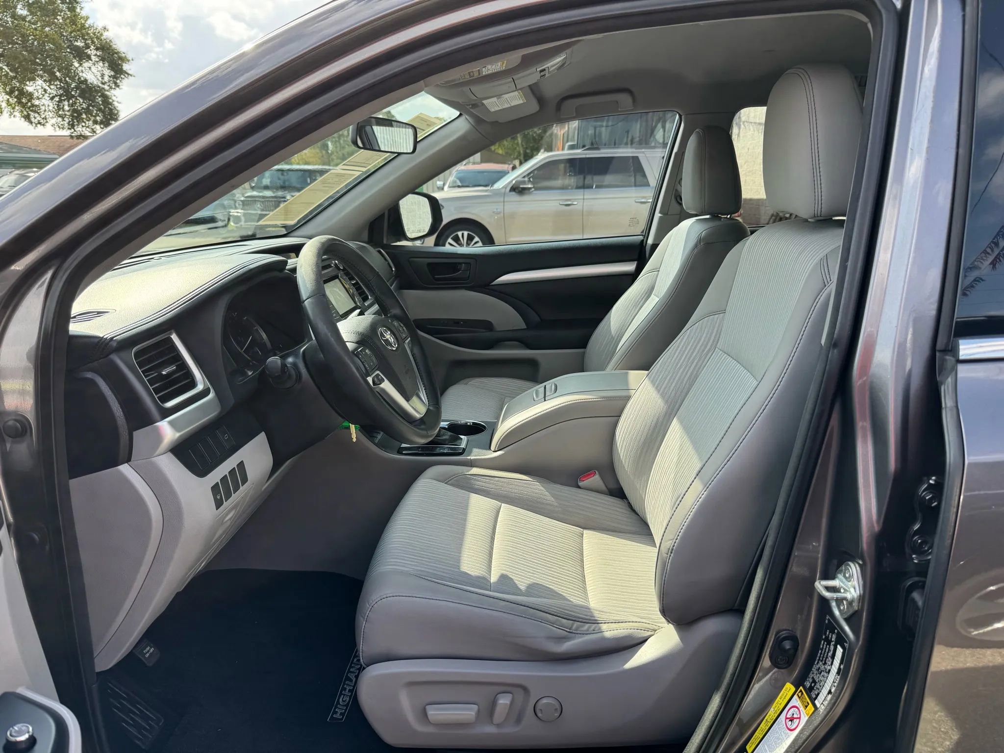 Used 2015 Toyota Highlander LE image 17