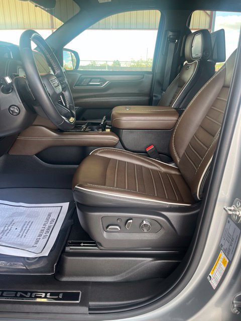 Used 2025 GMC Yukon Denali Ultimate w/ LPO, Floor Liner Package AWD/4WD image 17