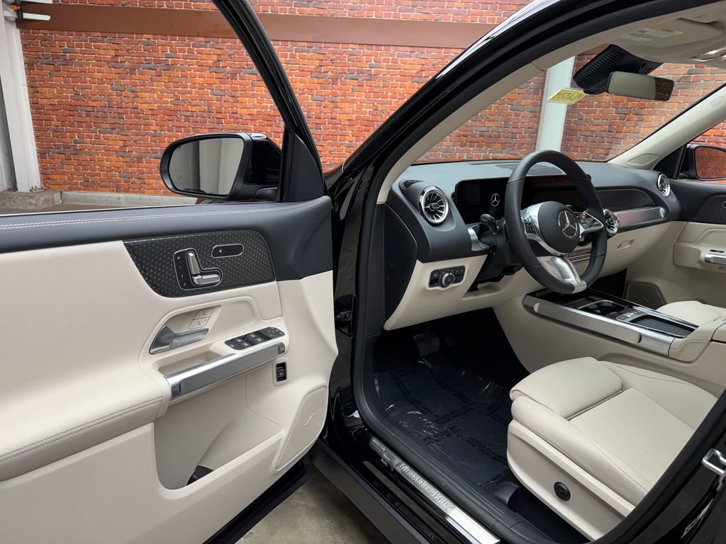 Used 2026 Mercedes-Benz GLB 250 4MATIC image 8