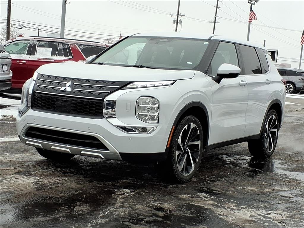 Used 2024 Mitsubishi Outlander SE image 3