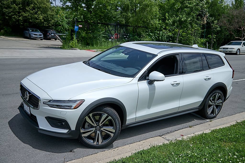 New 2026 Volvo V60 B5 Cross Country Plus w/ Climate Package AWD/4WD image 3