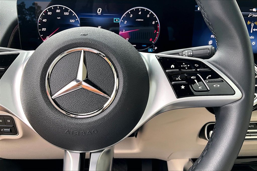 Used 2026 Mercedes-Benz GLB 250 4MATIC image 21