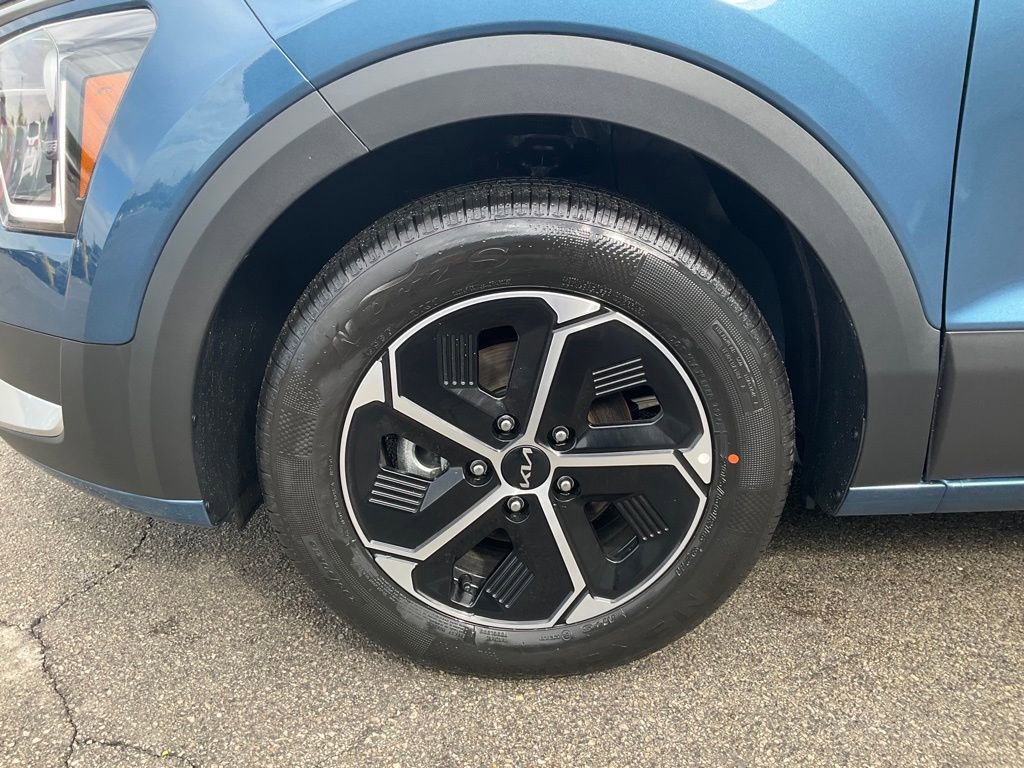 Certified 2025 Kia Niro EX image 8
