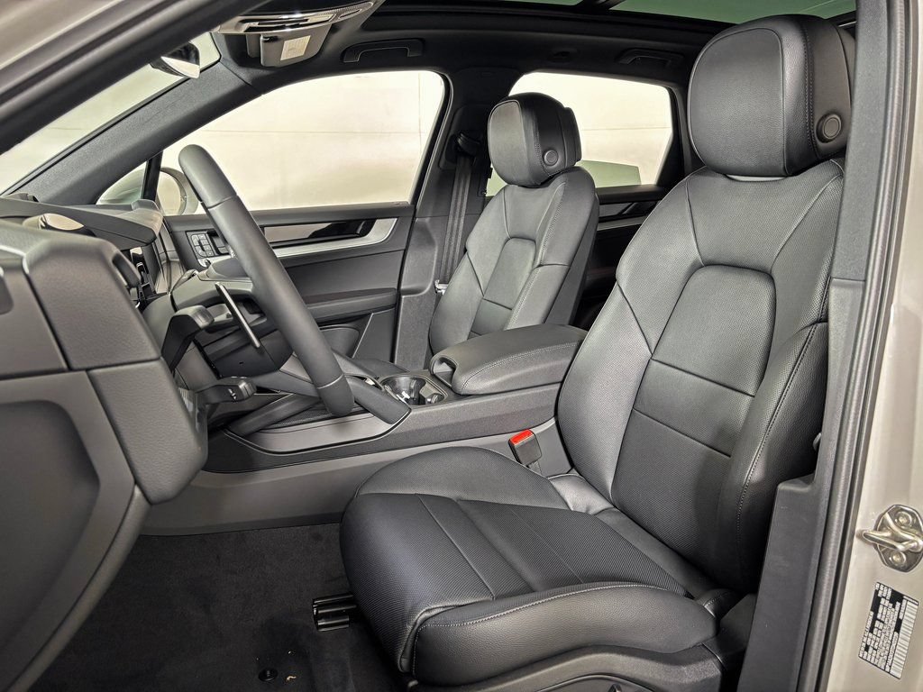 Certified 2026 Porsche Cayenne AWD/4WD image 5