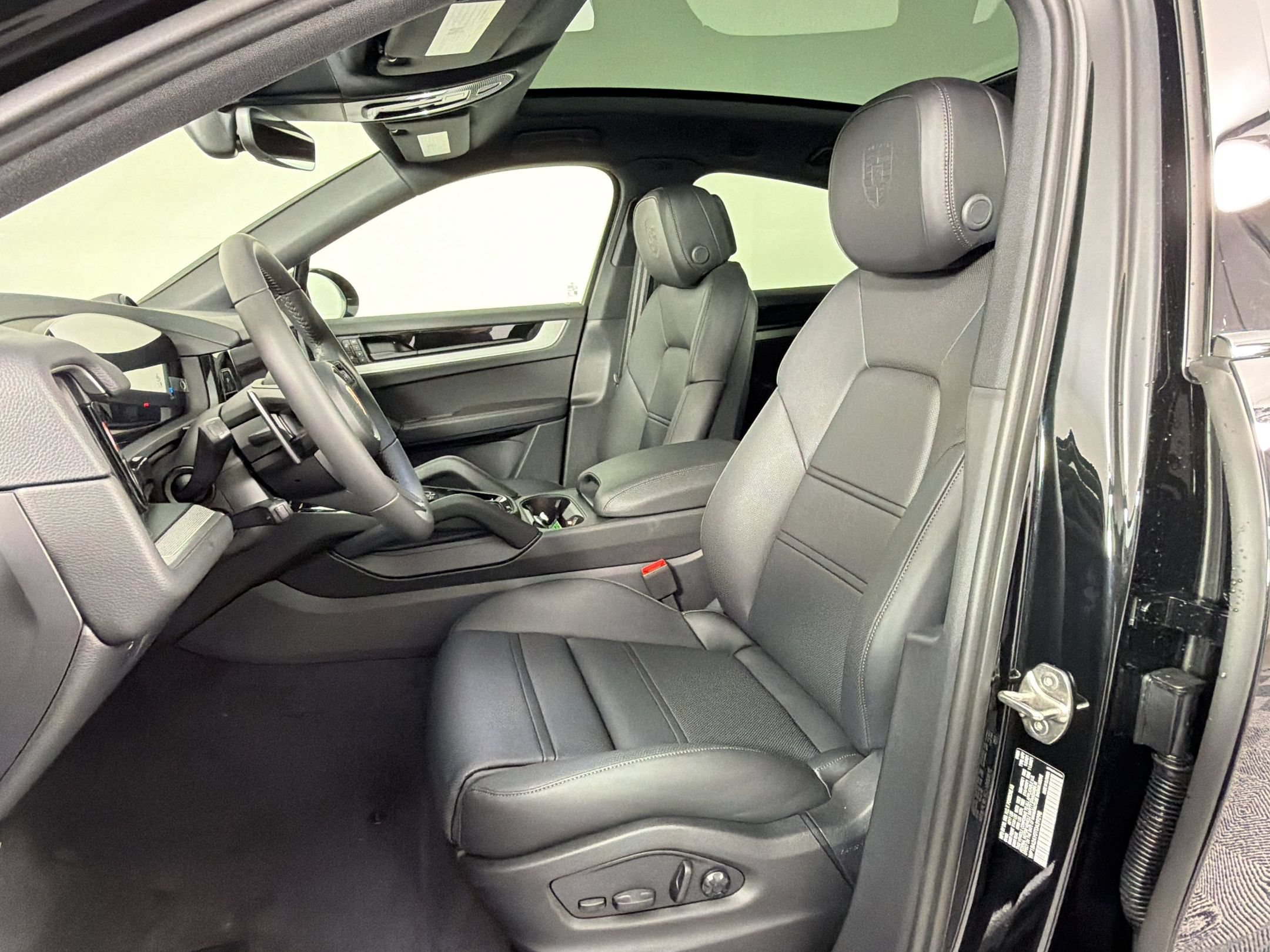 Certified 2026 Porsche Cayenne Coupe AWD/4WD image 5