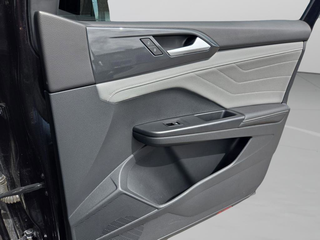 Used 2024 Volkswagen Taos SEL image 30