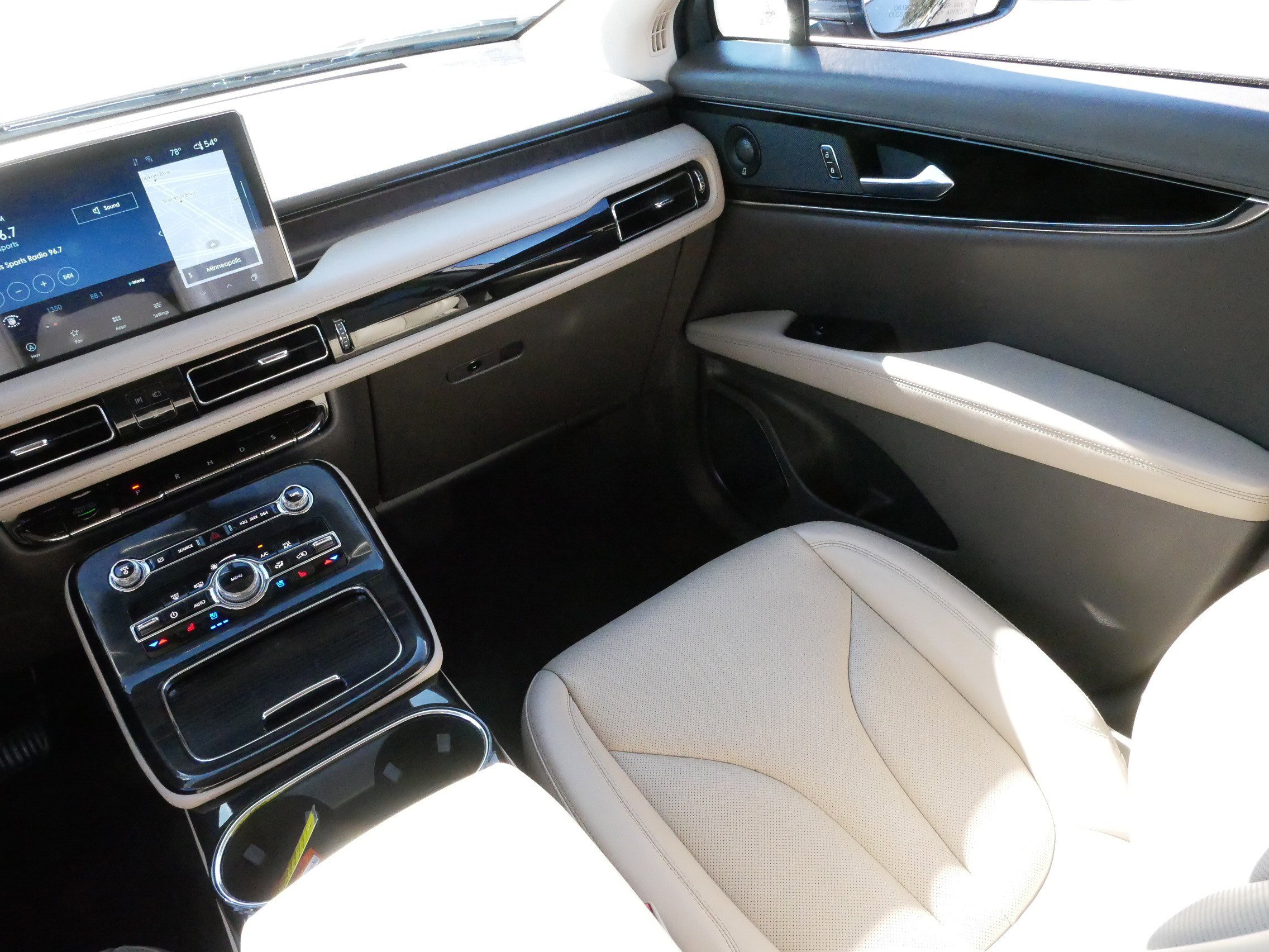 Used 2022 Lincoln Nautilus Reserve image 11