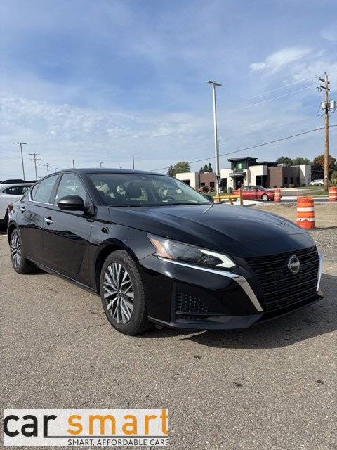 Used 2024 Nissan Altima 2.5 SV image 1