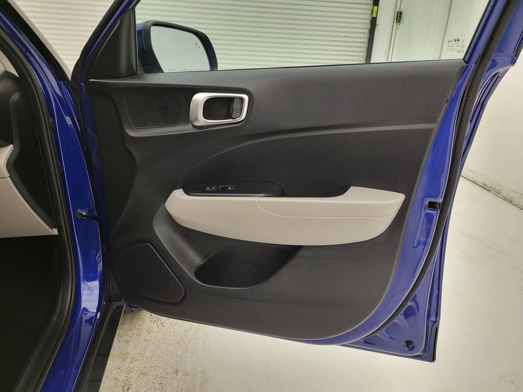 Used 2025 Hyundai Venue SEL image 32