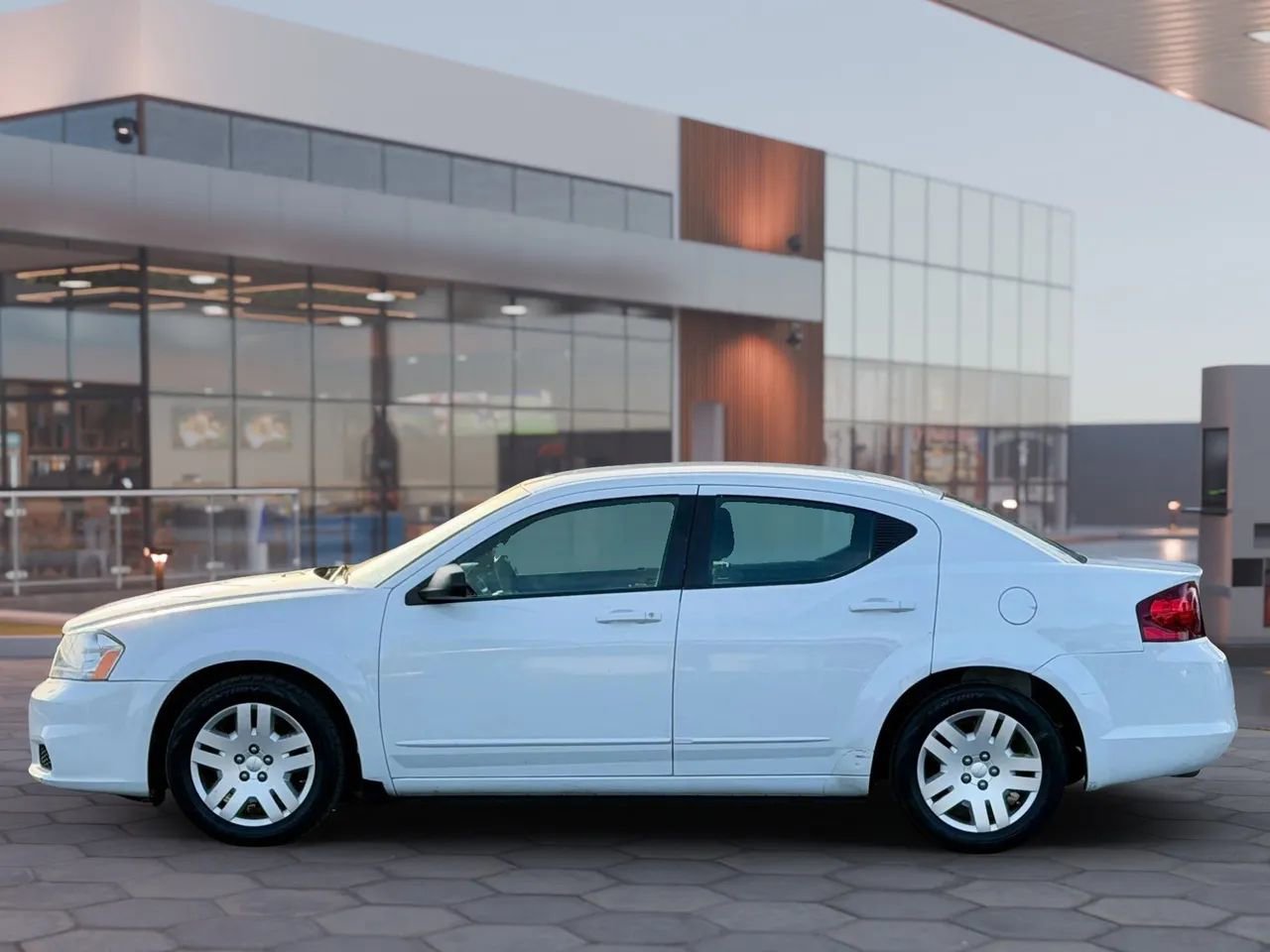 Used 2012 Dodge Avenger SE image 6