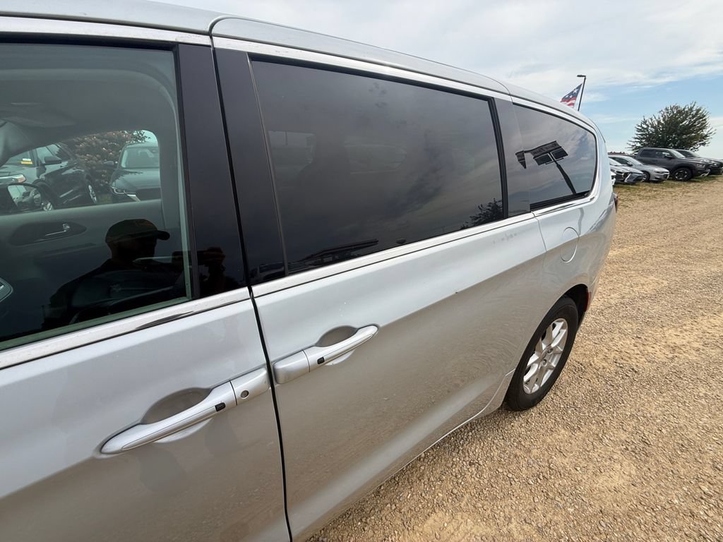 Used 2024 Chrysler Pacifica Touring-L FWD image 34
