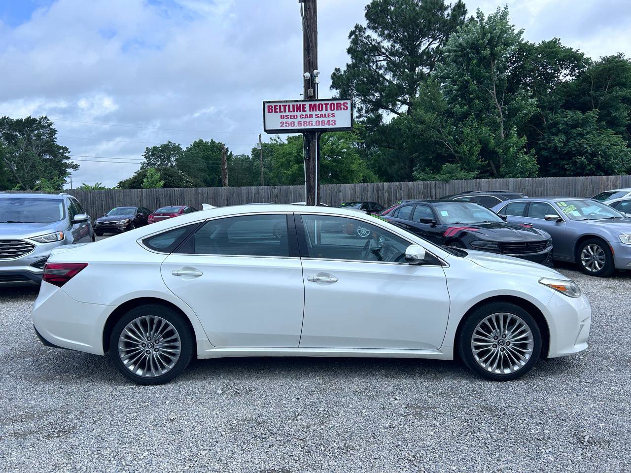 Used 2018 Toyota Avalon Limited FWD image 3