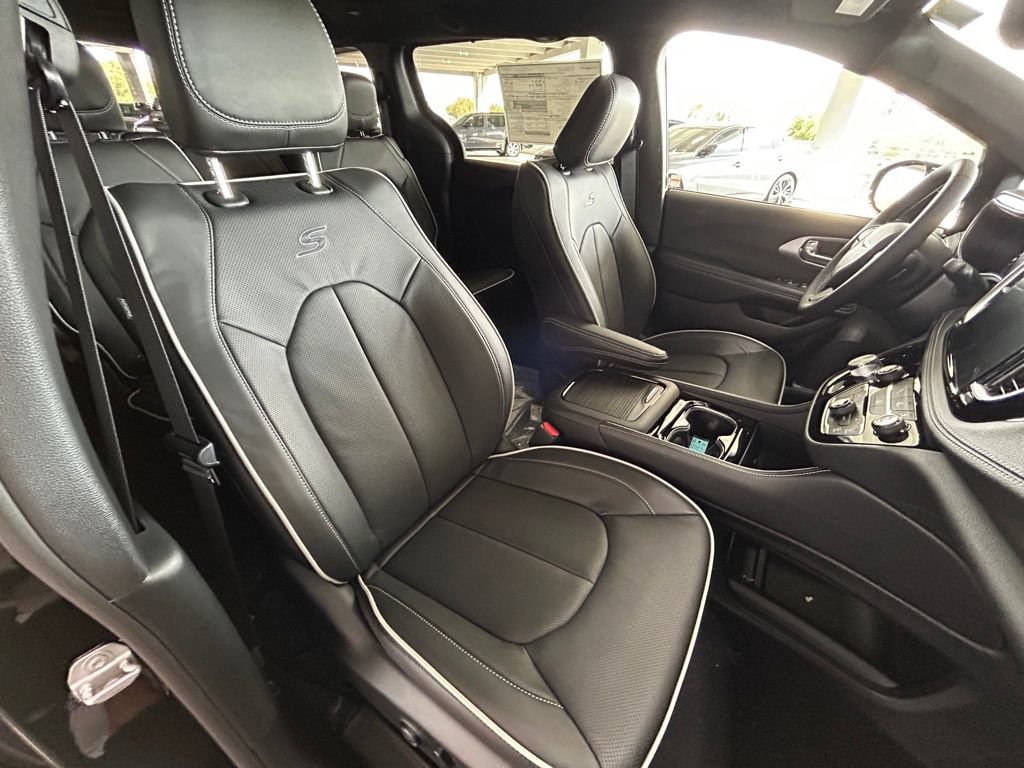 New 2026 Chrysler Pacifica Limited w/ S Appearance Package FWD image 28