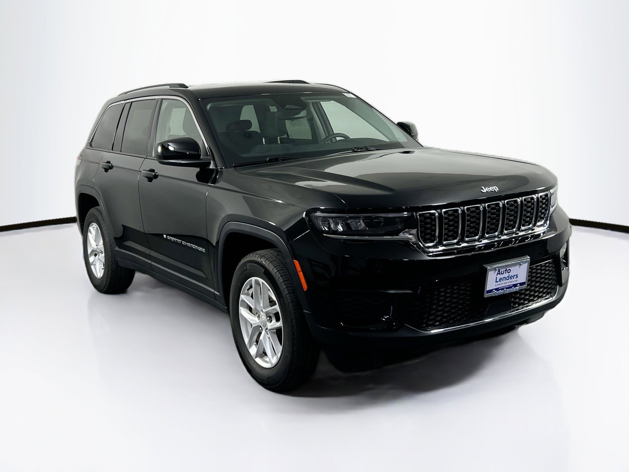 Used 2023 Jeep Grand Cherokee Laredo AWD/4WD image 3