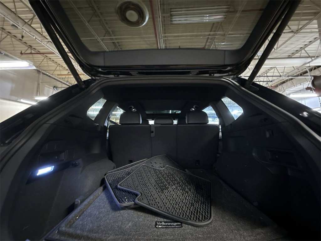 Used 2022 Volkswagen Tiguan SE R-Line image 24