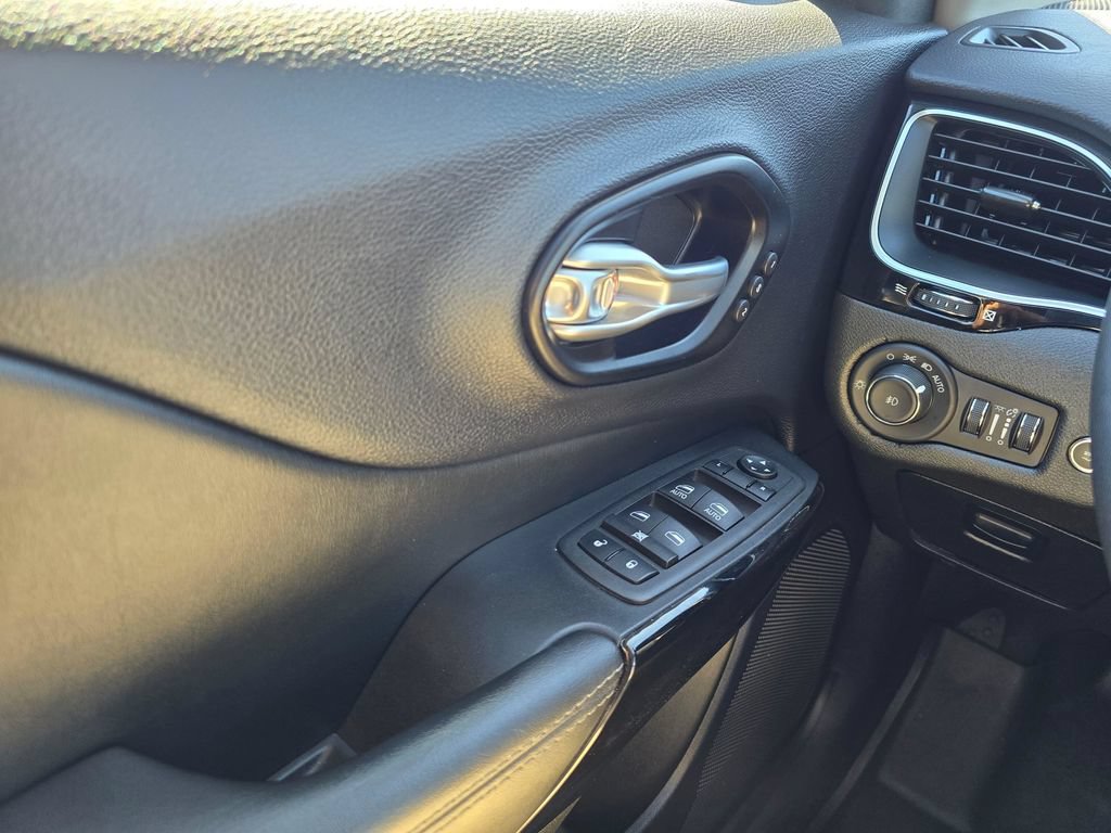 Used 2023 Jeep Cherokee Altitude Lux w/ Elite Group AWD/4WD image 32