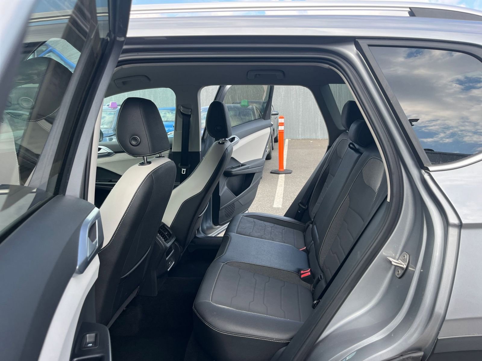 Used 2025 Volkswagen Taos SE FWD image 26