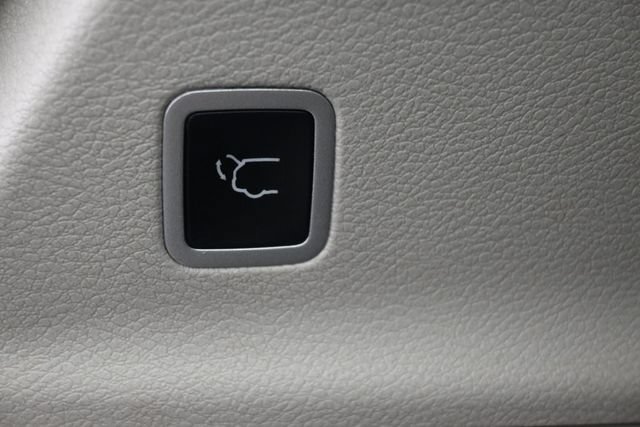 Used 2024 Chrysler Pacifica Limited FWD image 14