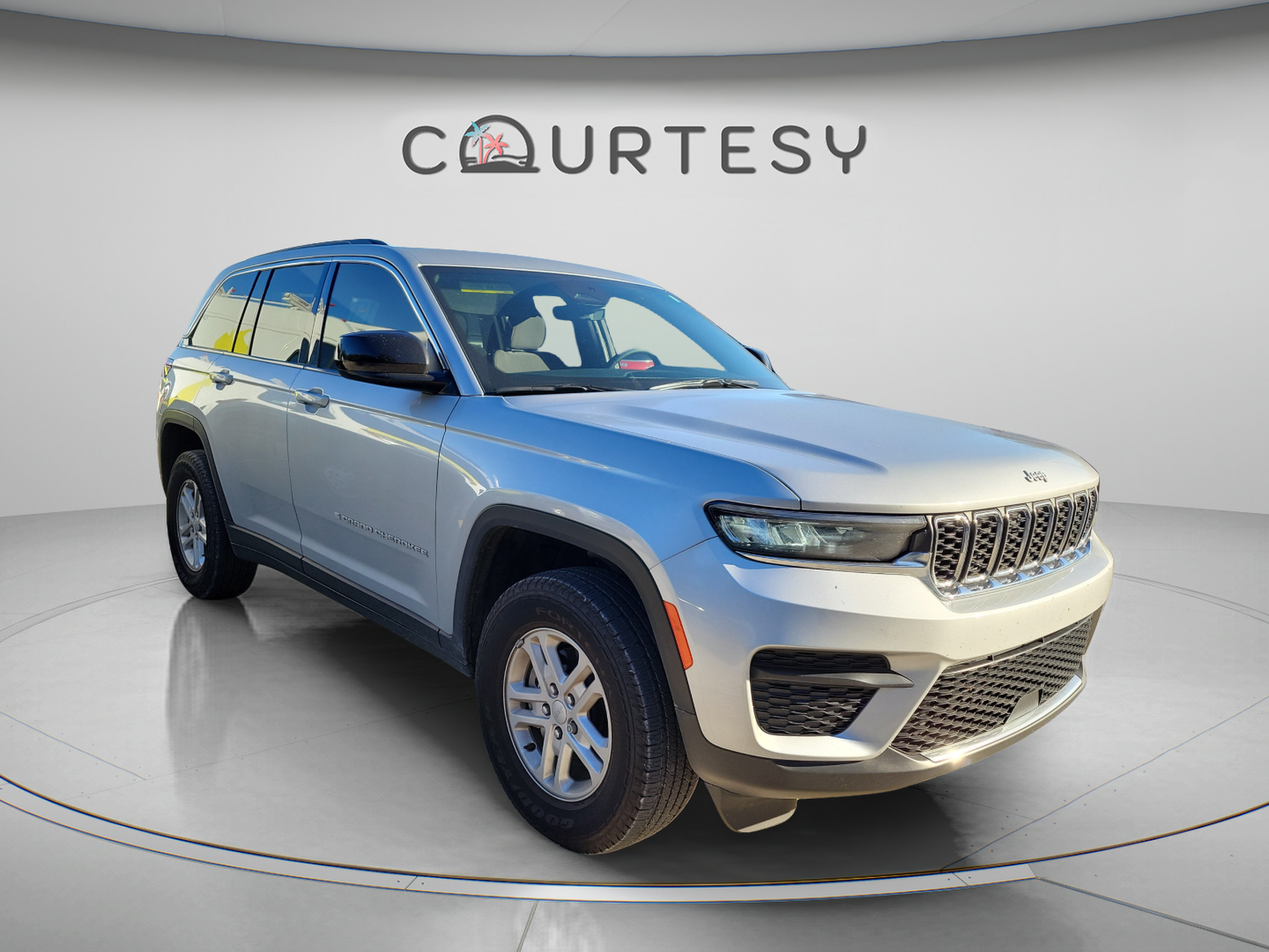 Certified 2025 Jeep Grand Cherokee Laredo RWD image 4