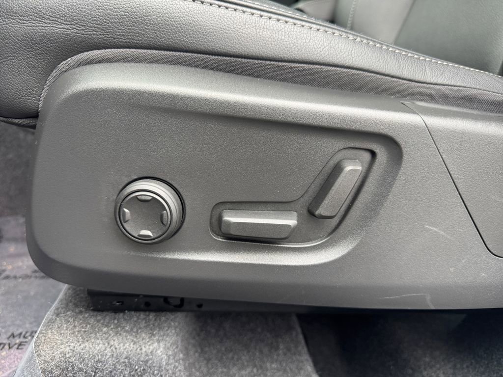 Certified 2025 Volvo XC40 B5 Core image 28