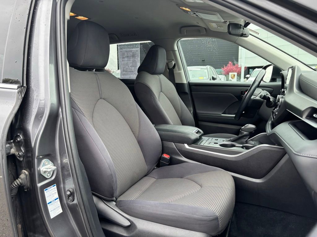 Used 2021 Toyota Highlander LE AWD/4WD image 16