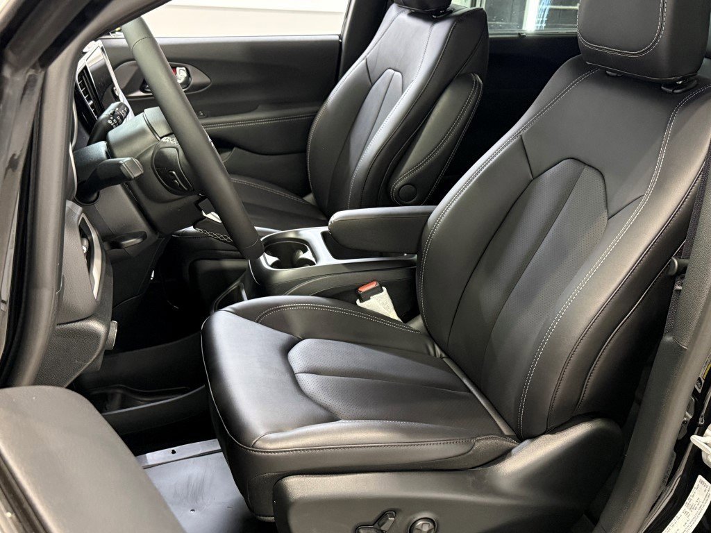 New 2026 Chrysler Voyager LX image 18