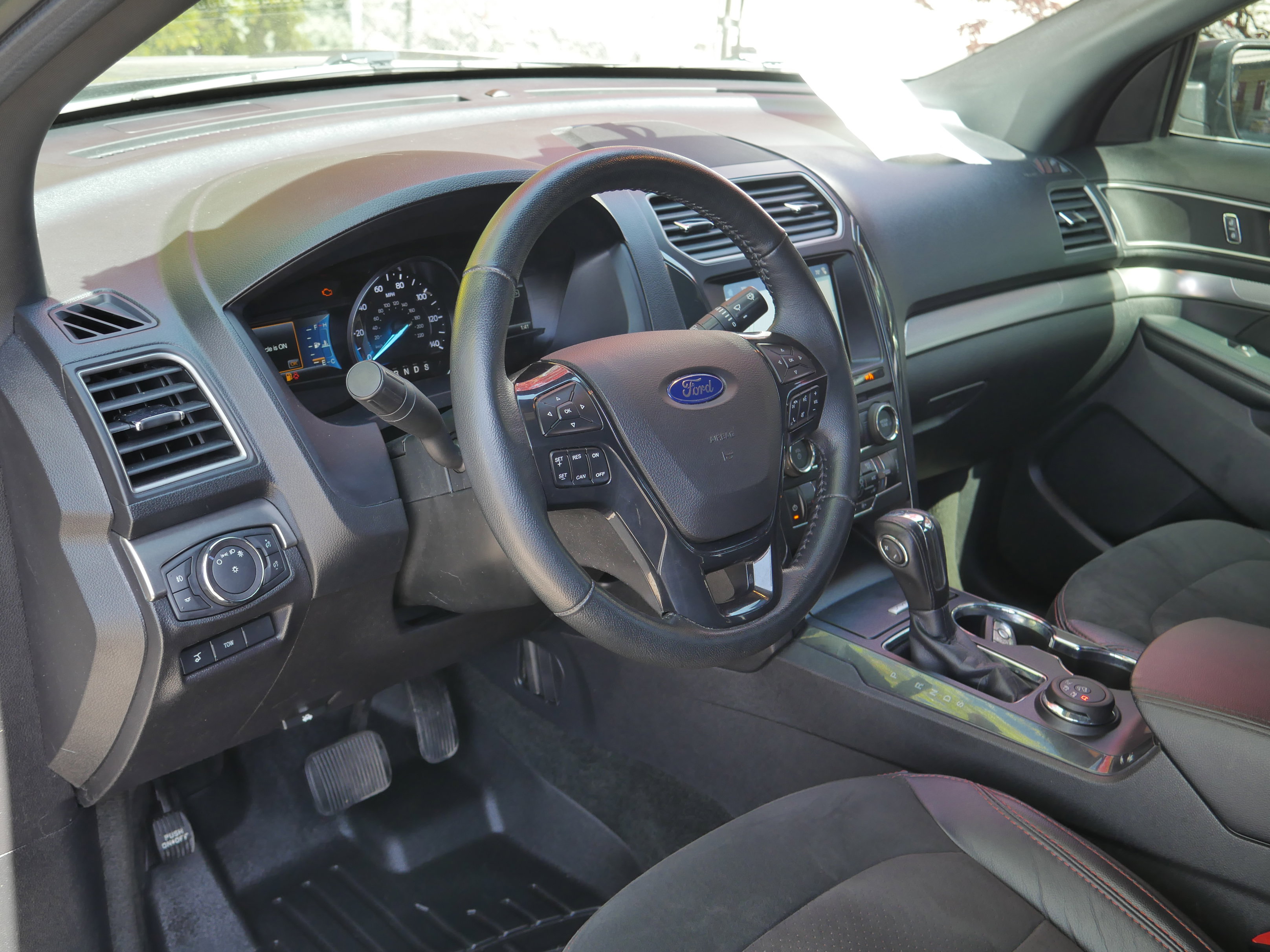 Used 2018 Ford Explorer XLT w/ Equipment Group 202A AWD/4WD image 4