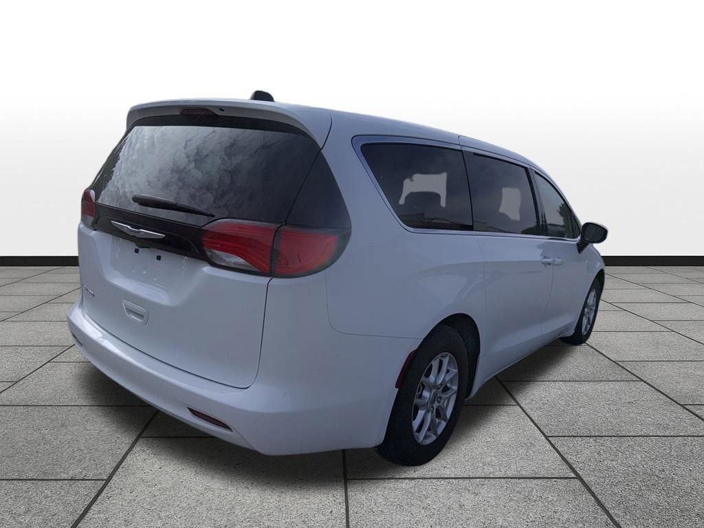 Used 2023 Chrysler Voyager LX FWD image 5