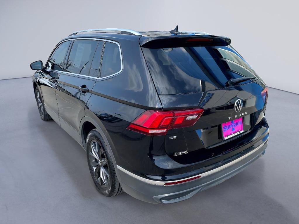 Used 2024 Volkswagen Tiguan SE w/ Panoramic Sunroof Package FWD image 2