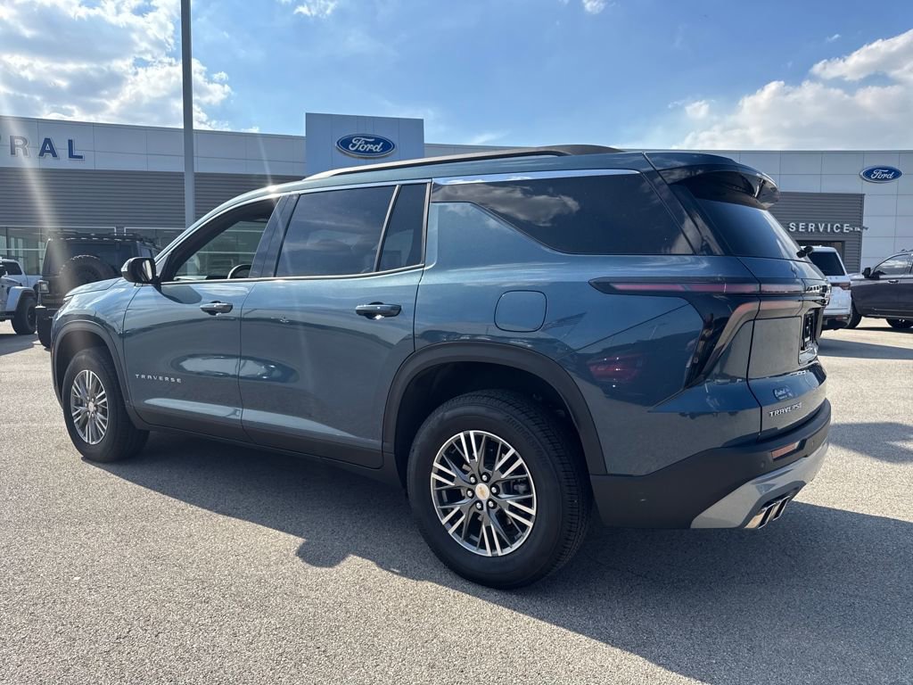 Used 2025 Chevrolet Traverse LT image 3