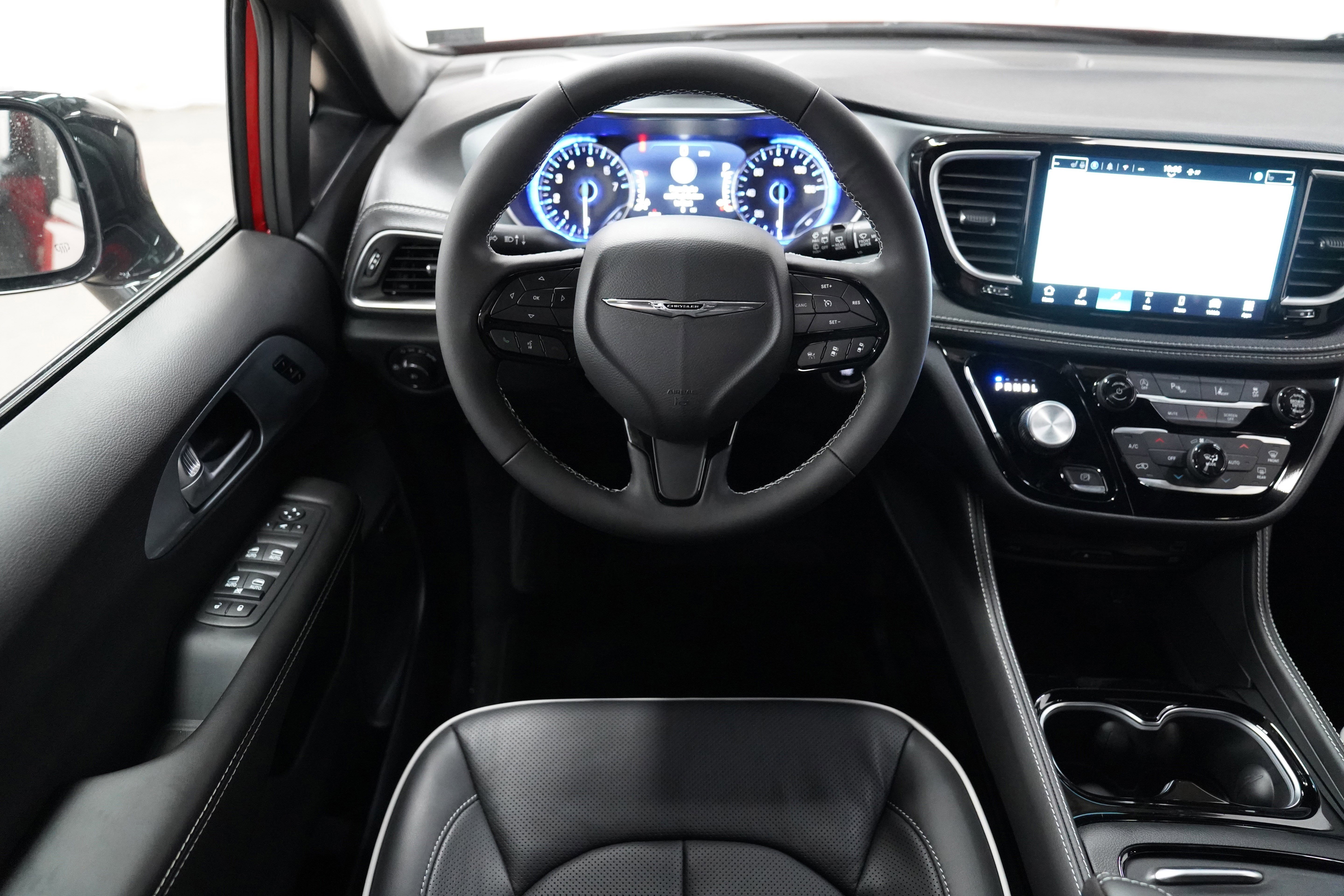 New 2026 Chrysler Pacifica Limited w/ Uconnect Theater Family Group image 14