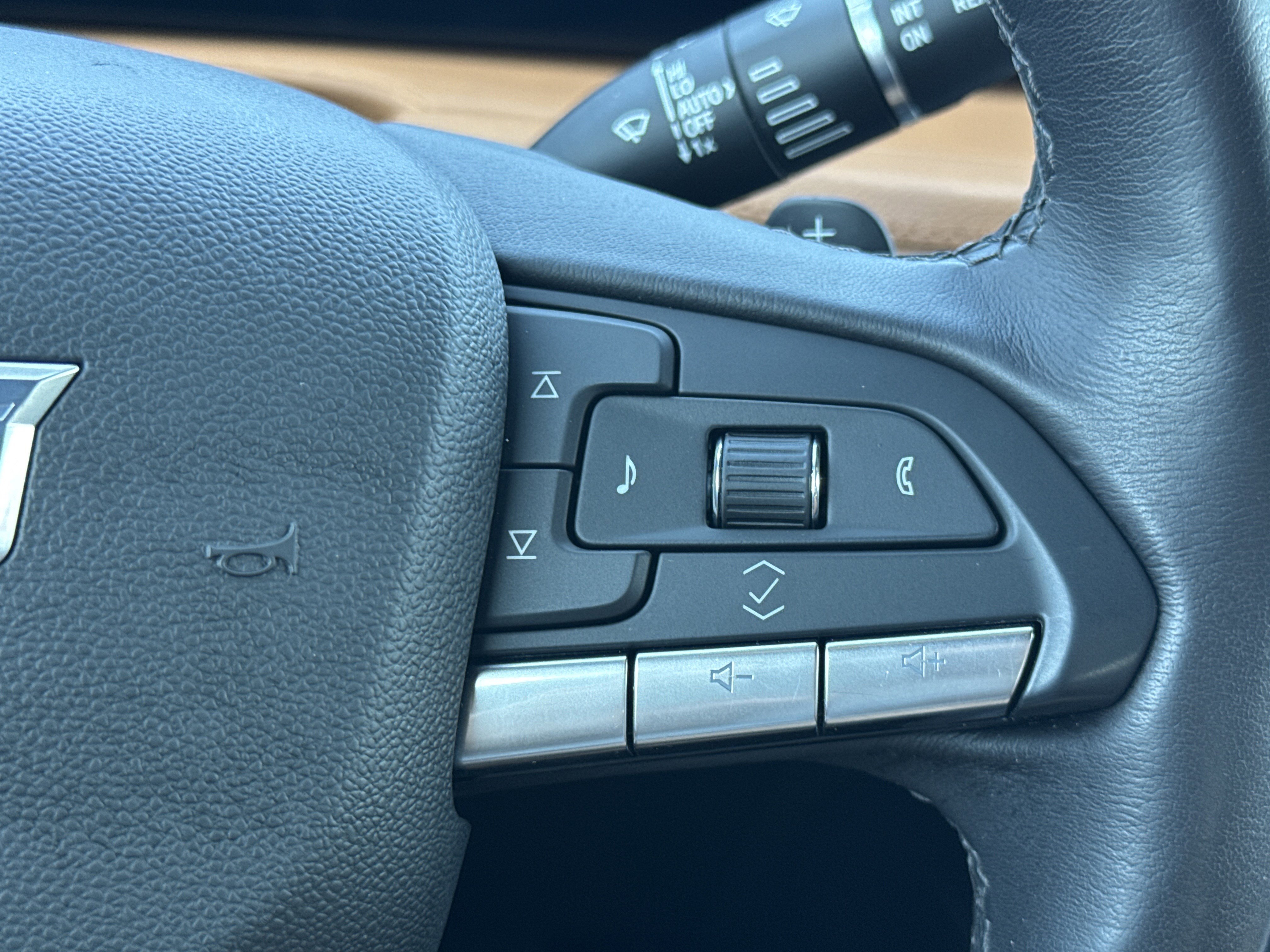 Used 2024 Cadillac XT4 Premium Luxury FWD image 17