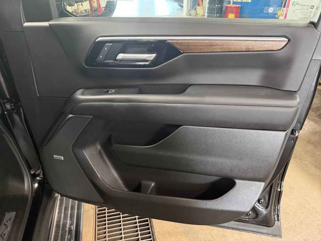 Used 2025 Chevrolet Suburban High Country AWD/4WD image 23
