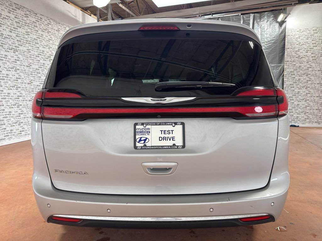 Used 2024 Chrysler Pacifica Touring-L image 5