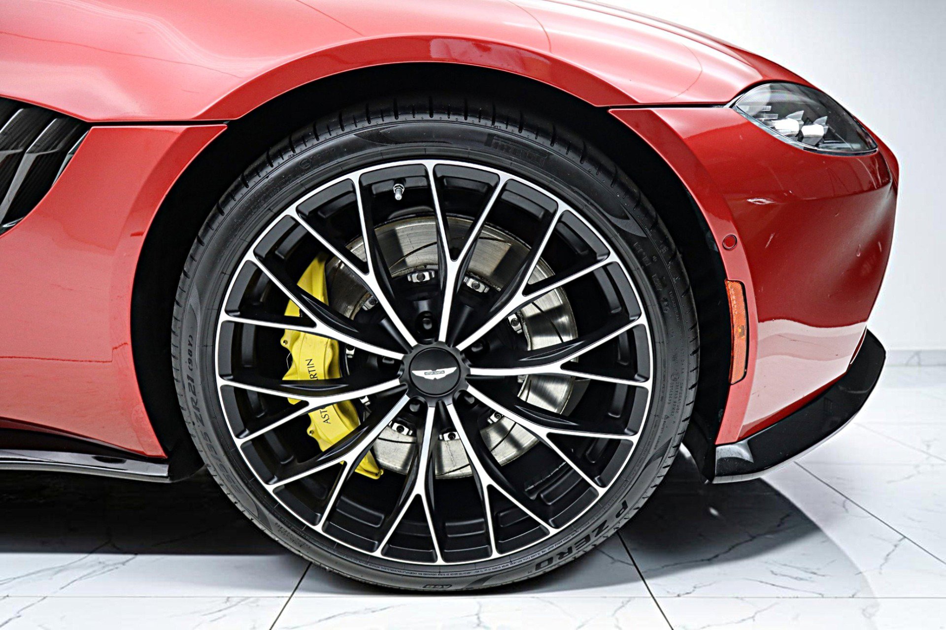 Used 2023 Aston Martin V8 Vantage Coupe RWD image 48