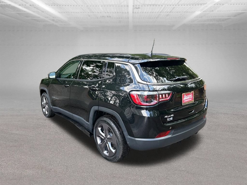 Used 2022 Jeep Compass Latitude w/ Sun and Sound Group AWD/4WD image 3