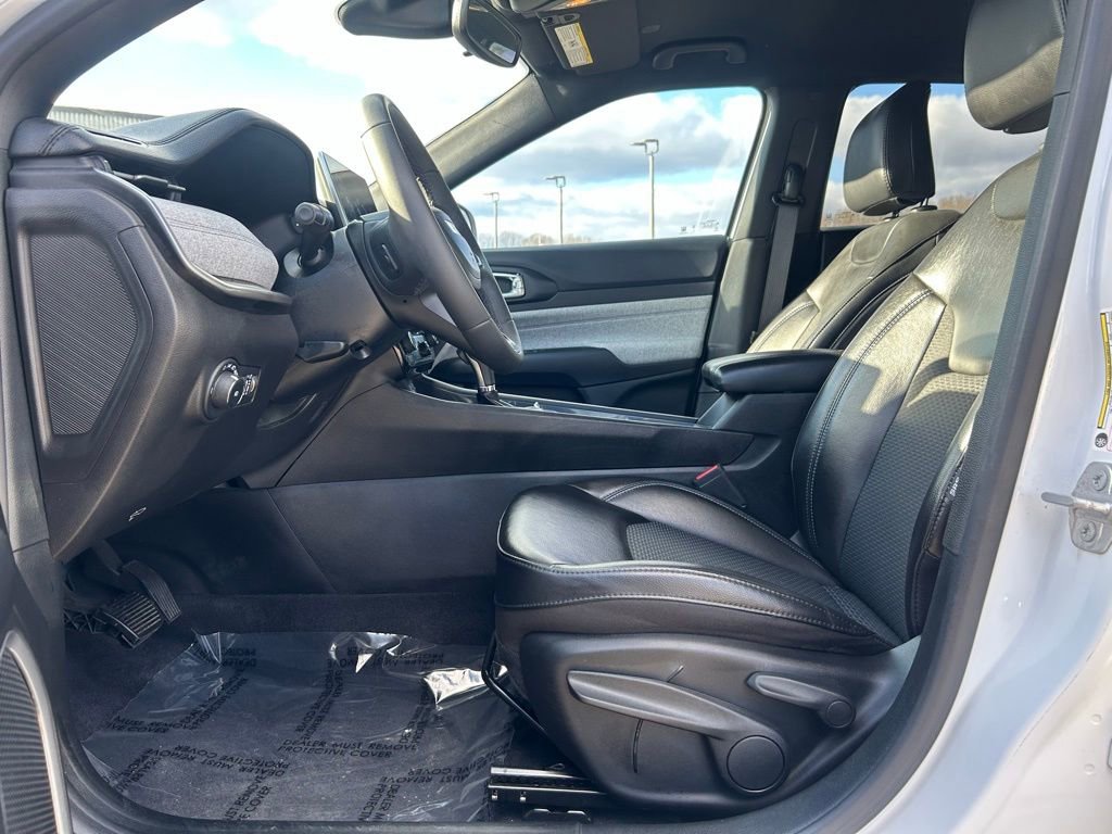 Used 2023 Jeep Compass Latitude image 2