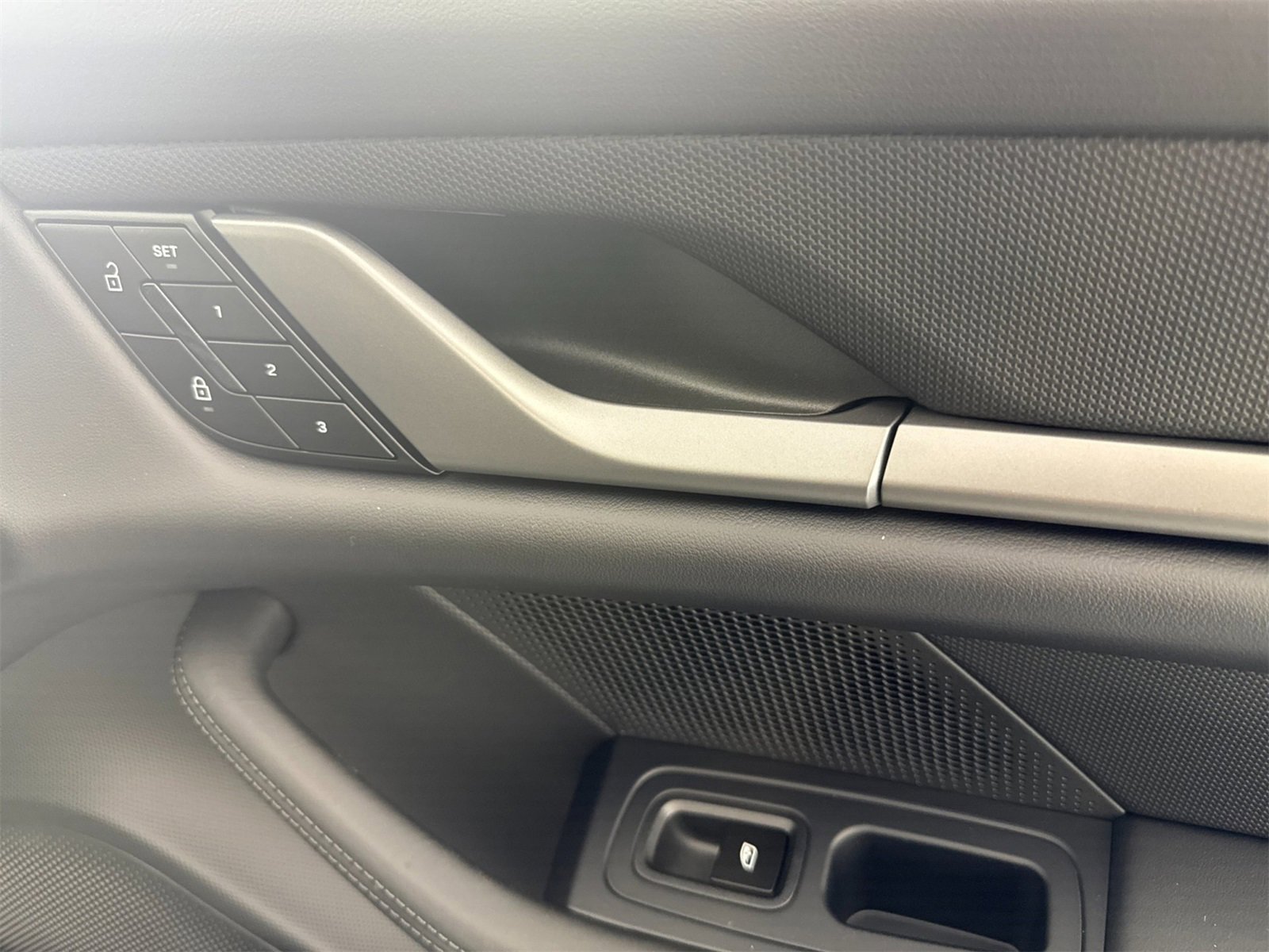 Used 2025 Porsche Taycan image 18