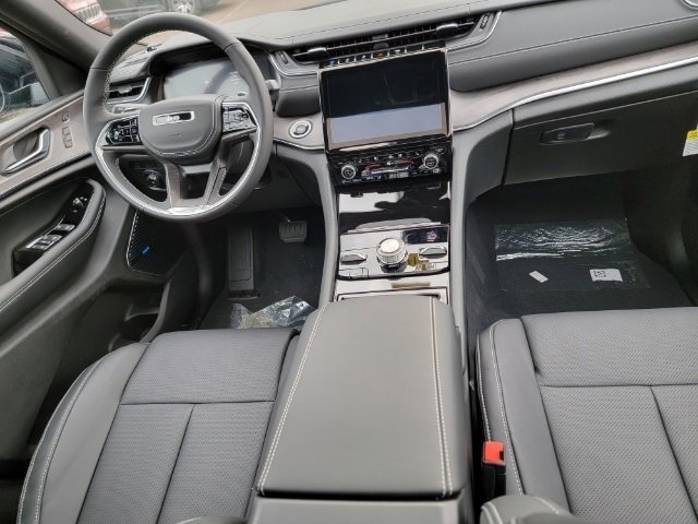 Used 2023 Jeep Grand Cherokee Overland w/ Luxury Tech Group IV AWD/4WD image 22