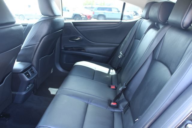 Used 2025 Lexus ES 300h w/ Premium Package FWD image 32