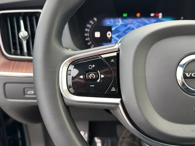 Used 2023 Volvo XC60 B5 Plus FWD image 22