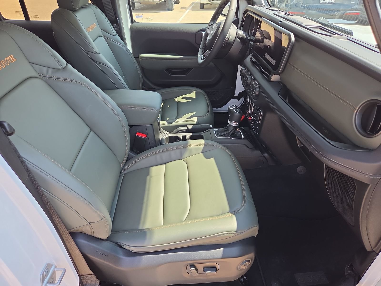 Used 2025 Jeep Gladiator Mojave w/ Convenience Group AWD/4WD image 27
