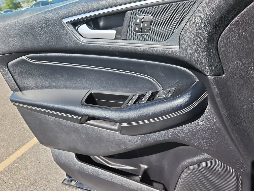 Used 2018 Ford Edge Titanium w/ Equipment Group 301A AWD/4WD image 9