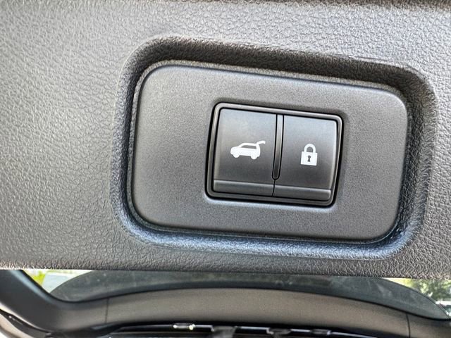 Used 2025 Nissan Pathfinder SL AWD/4WD image 19