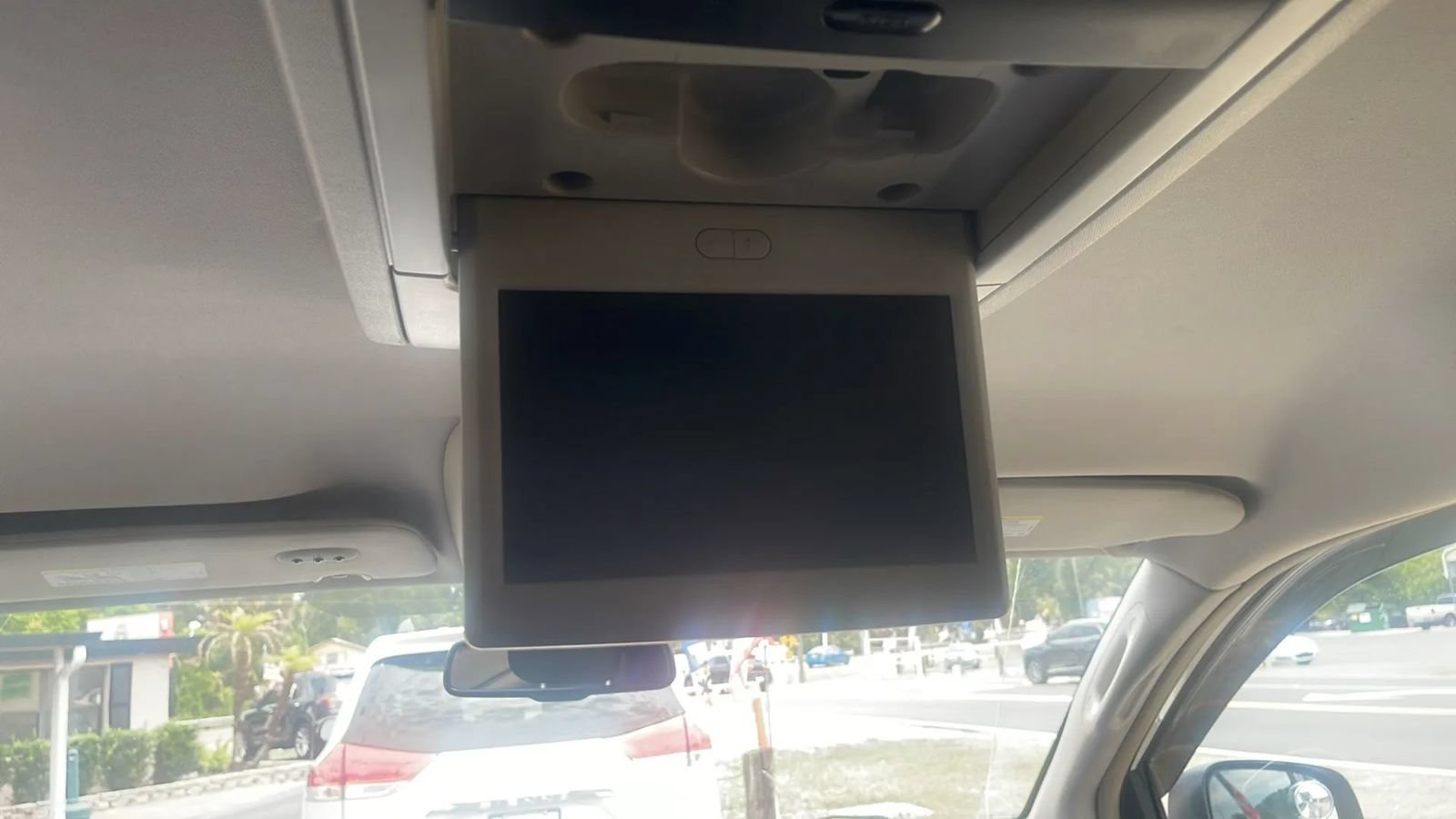 Used 2013 Chrysler Town & Country Touring FWD image 24