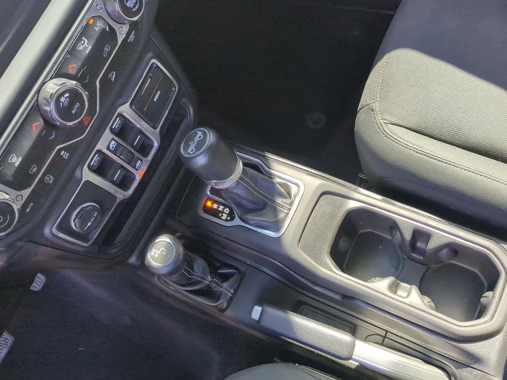 Used 2018 Jeep Wrangler Unlimited Sahara image 19