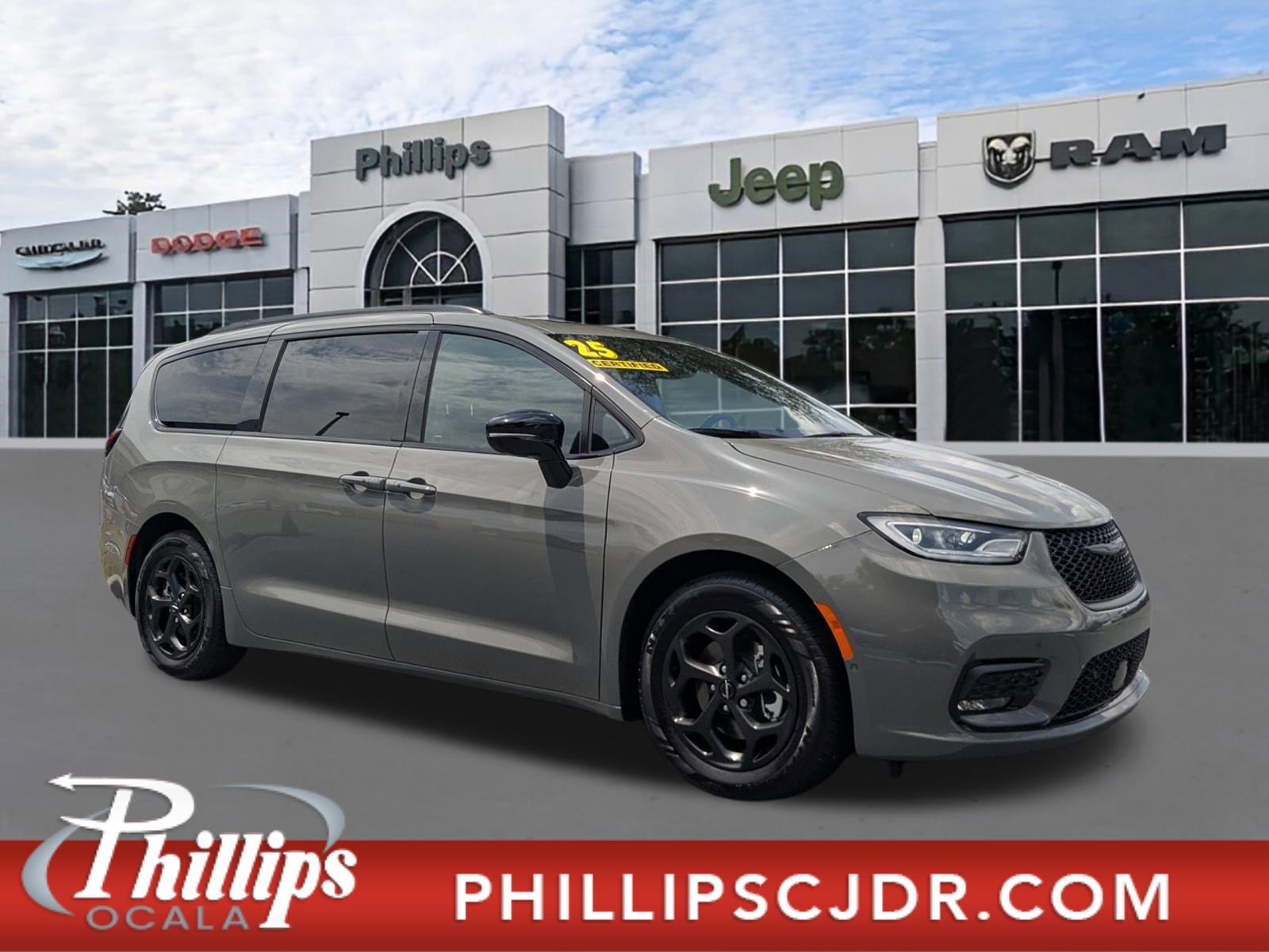 Used 2025 Chrysler Pacifica Premium