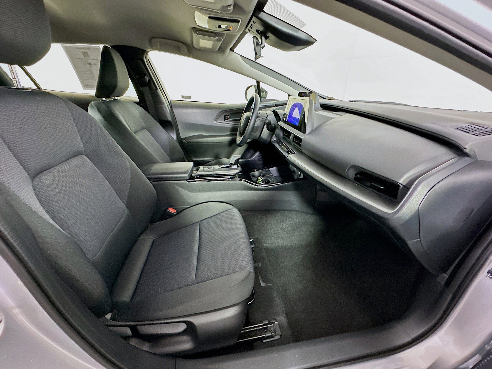 Used 2025 Toyota Prius LE image 30