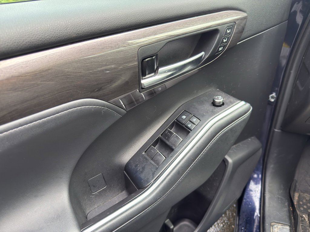 Used 2022 Toyota Highlander Platinum image 9
