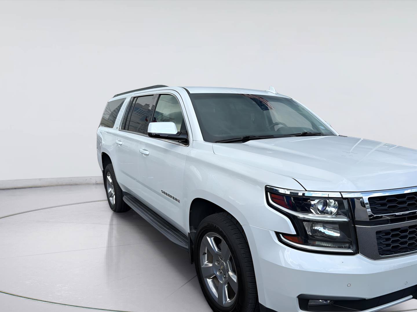 Used 2016 Chevrolet Suburban LT RWD image 2